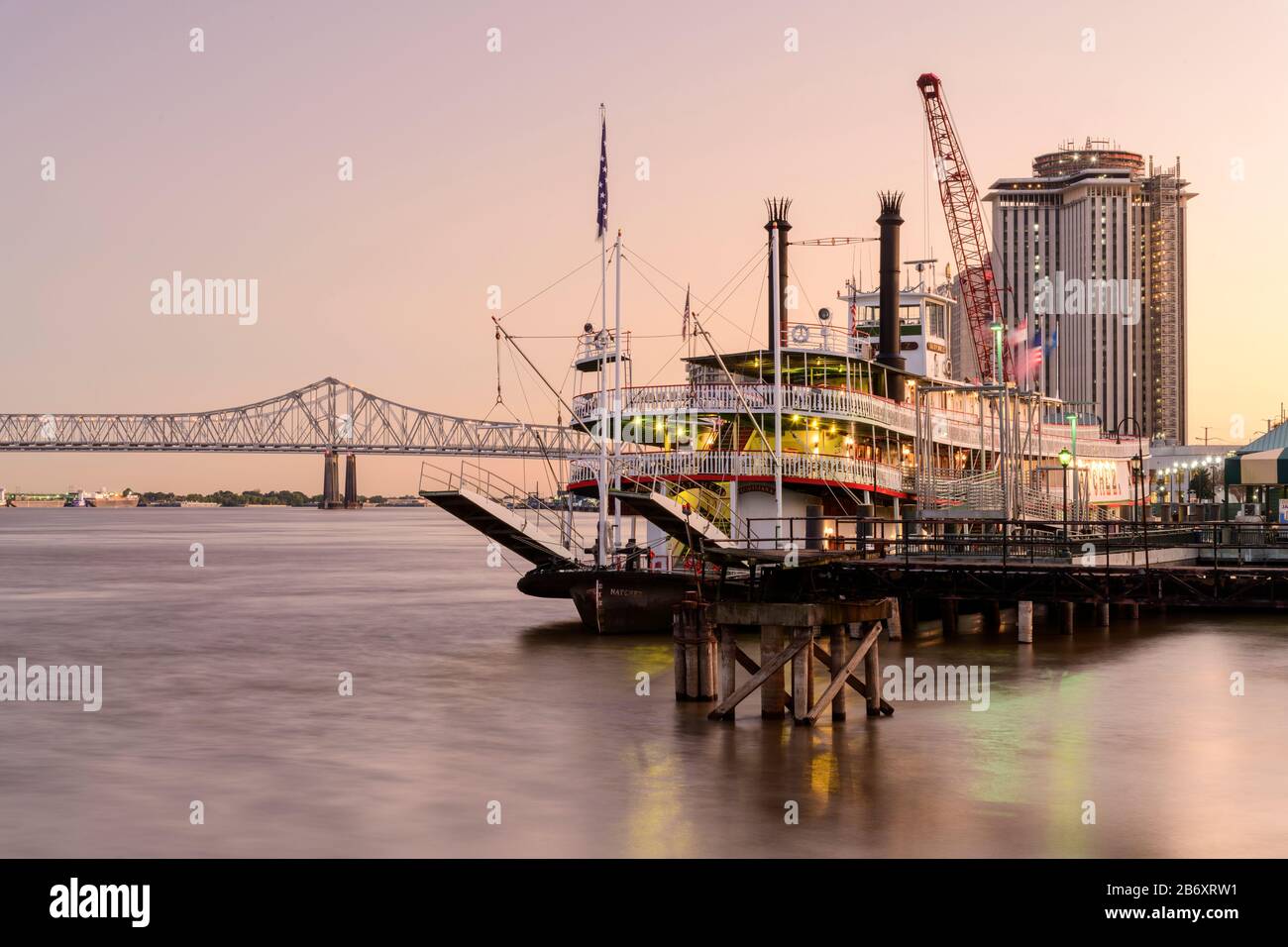 USA, Deep South, Louisiana, New Orleans, quartiere francese, fiume Mississippi con barca Natchez (m) Foto Stock