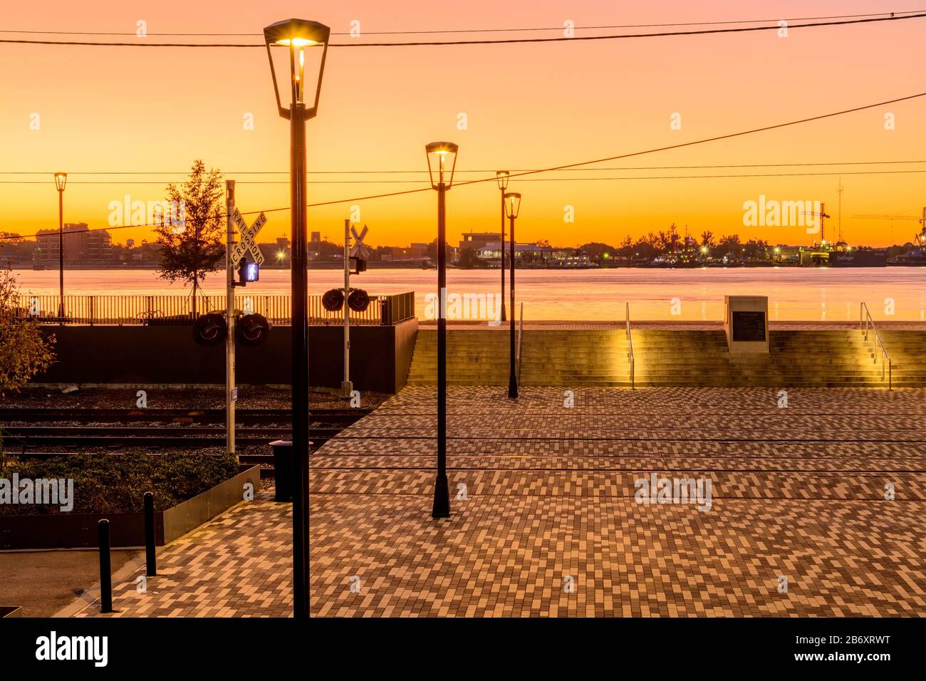 USA, Deep South, Louisiana, New Orleans, Mississippi River Waterfront *** Local Caption *** USA, Deep South, Louisiana, New Orleans, cityscape, amer Foto Stock