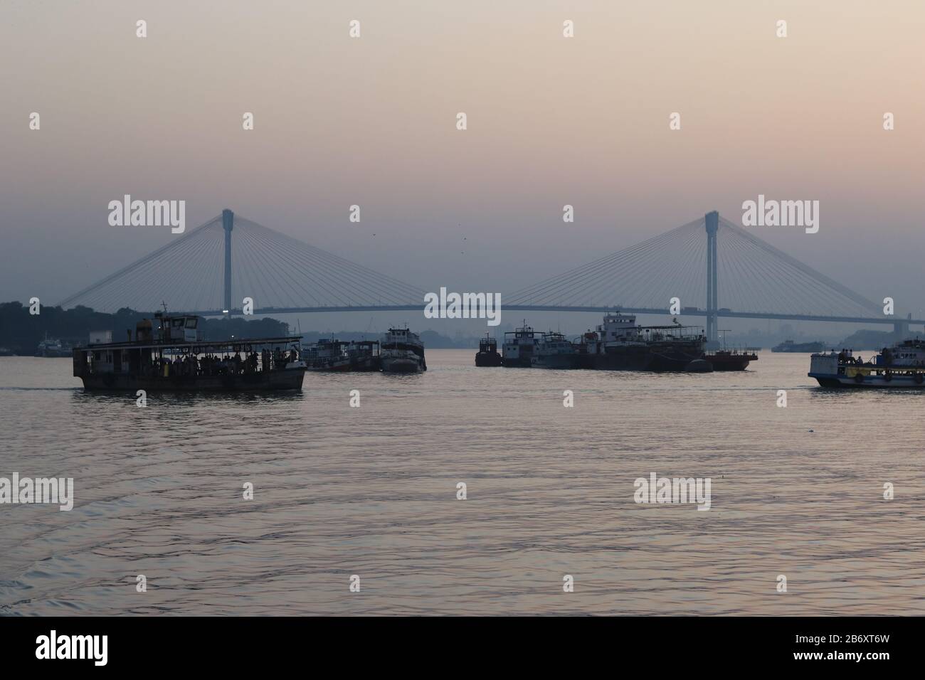 Barche al fiume Hooghly durante il tramonto Foto Stock