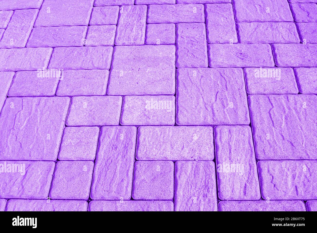 Geometrico orizzontale chiaro sfondo viola con pavimentazione in blocchi quadrati di diverse forme e dimensioni. Linee perpendicolari e parallele. Tono Foto Stock