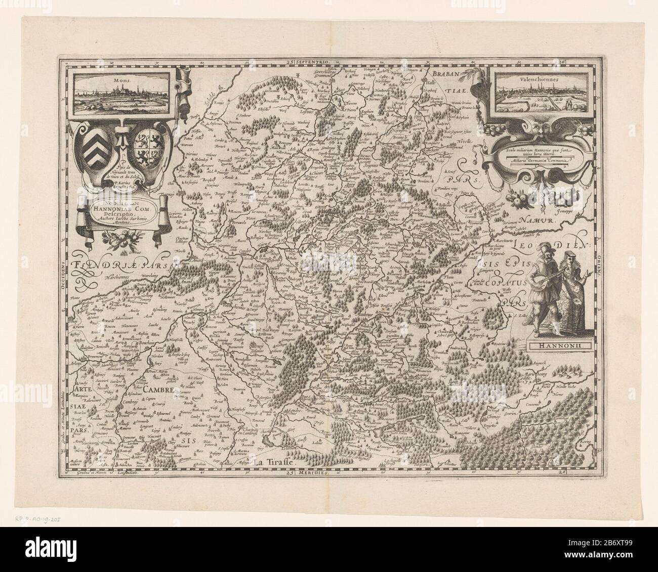 Kaart van het graafschap Henegouwen, met een gezicht op Bergen en Valenciennes Nobilis Hannoniae com descriptio (titel op Object) Mappa della Contea di Hainaut. In alto a sinistra il titolo cartouche con due cappotti di Hainaut. Inoltre, una faccia del Bergen (Mons). A destra un volto Valenciennes. Sotto, una cartuccia con due bastoni: 3 Scala Miliarium Hannoniae quae sunt unius horae itineris / 2 Milaria Germania Communia. Qui di nuovo sotto il vestito due figure raffigurano gli abitanti di Hainaut. La scheda è dotata di una scala di gradi lungo i bordi. Su verso latino tekst. Produttore : printmaker: Ano Foto Stock