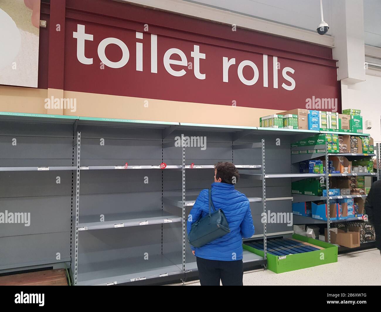 Ardrossan, North Ayrshire, Scozia. 12th Mar 2020. Scaffali vuoti come clienti panic acquistare rotoli di carta igienica. Asda, Ardrossan, North Ayrshire, Scozia. Credito: Charlie Gilmour/Alamy Live News Foto Stock