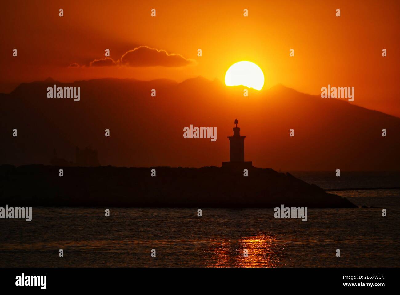 Città Di Manila, Regione Della Capitale Nazionale, Filippine. 12th Mar, 2020. Un blocco in NCR (National Capital Region) a causa di CoVid-19 per un mese a partire dalle 6:30PM subito dopo Sunset.Sunset su questo faro da Manila Bay come un blocco, un codice rosso sub-livello 2, sta per essere implementato. Credito: George Buid/Zuma Wire/Alamy Live News Foto Stock