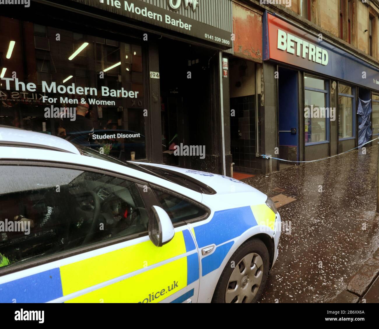 Glasgow, Scotland, UK, 12th March, 2020:Betfred bookmakers shop in Partick area ha visto un triplo stabbing. Gerard Ferry/ Alamy Live News Foto Stock