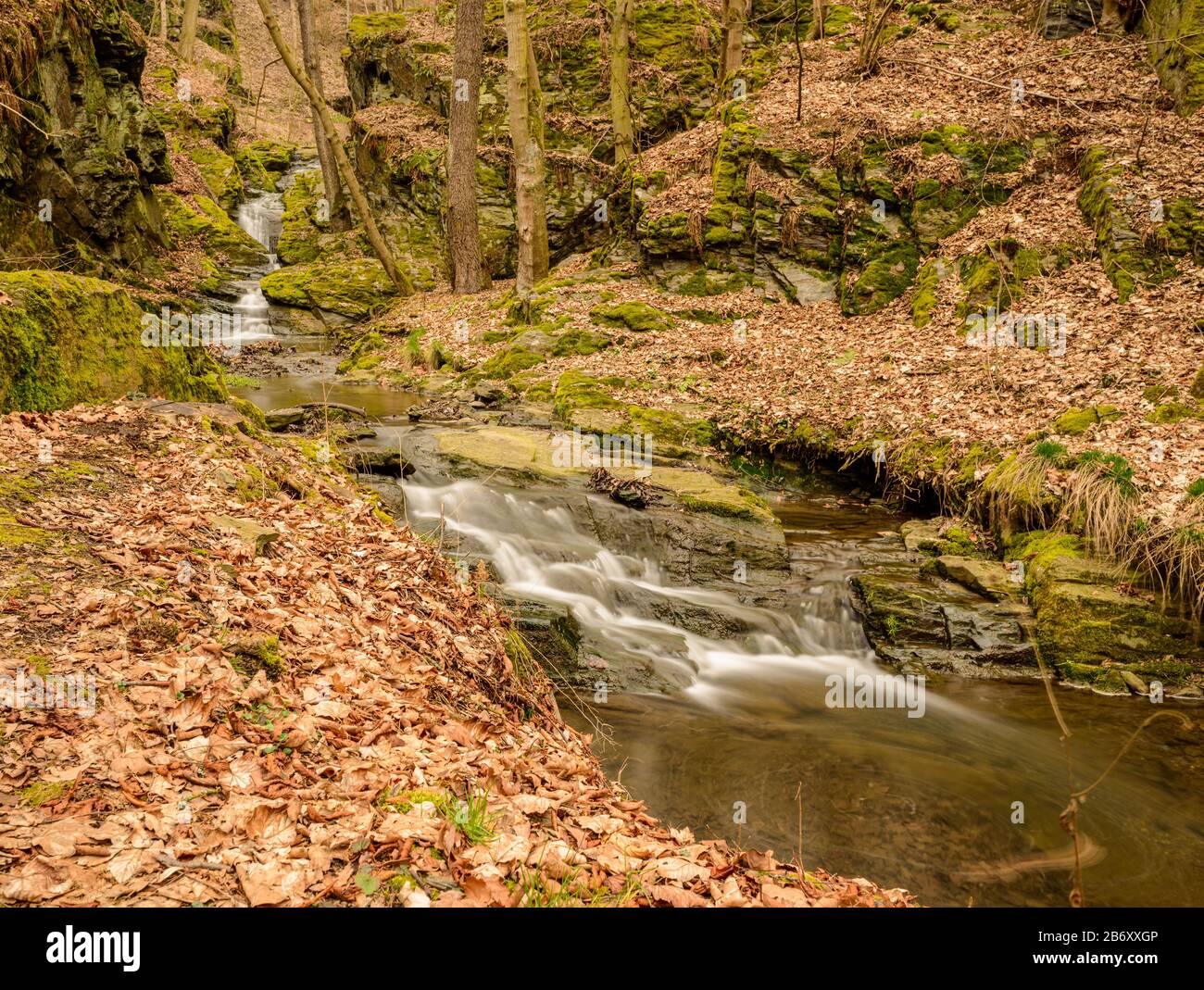 cascate e cascate sul torrente in autunno, stribro Foto Stock