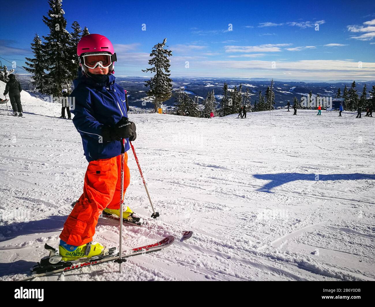 Giovane ragazza in coloratissimo vestito da sci pronto a sciare sulle piste  di slalom della stazione sciistica di Trysilfjellet in Norvegia Foto stock  - Alamy