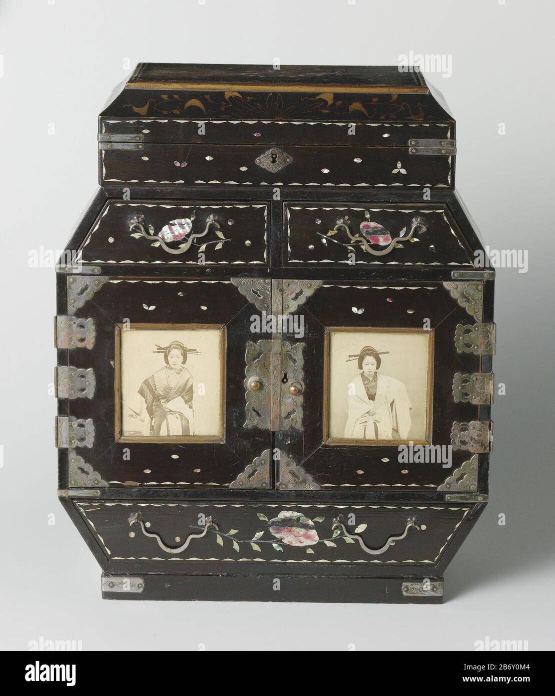 Kabinet van Japans lakwerk Kabinet van Japans lakwerk Oggetto tipo : foto oggetto kabinet Objectnummer: RP-F-F26001 Produttore : fotografaf: Anoniem dating: CA. 1400 - ca. 1950 Materiale: Hout parelmoer fotopapier glas metaal dimensioni: H 35,7 cm. × b 29,7 cm. × d 13,7 cm. Foto Stock