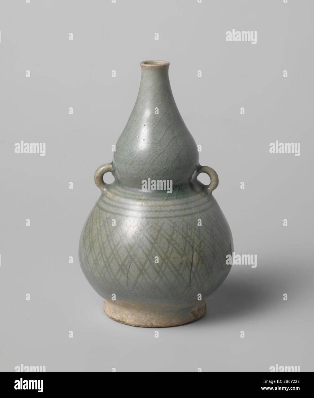 Kalebasvormige vaas met twee oren Kalebasvormige vaas van steengoed, bedekt met een groen glazuur. Het onterste deel met ingegrift arceerwerk en drie horizontale lijnen. Twee kleine, halfrontde oren vanuit het onderste deel naar het bovenste. Celadon. Produttore : pottenbakker: AnoniemPlaats fabbricante: Thailand Dating: CA. 1200 - ca. 1399 Kenmerken Fisico: Steengoed met een groen glazuur Materiale: Steengoed glazuur Techniek: Draaiend bewerken / bakken / schilderen / glazuren dimensioni: H 14,7 cmrand: D 1,7 cmbuik: D 9,2 cmvoet: D 6 cm Foto Stock