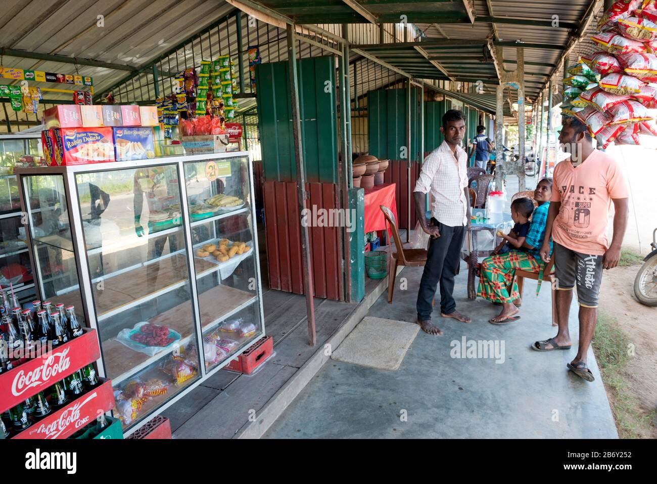 Sri Lanka, Ellewalu, Fabrication du rôtis, roti, rottis, Herstellung, produzione, ristorante magasin, ristorante Geschäft, negozio ristorante Foto Stock