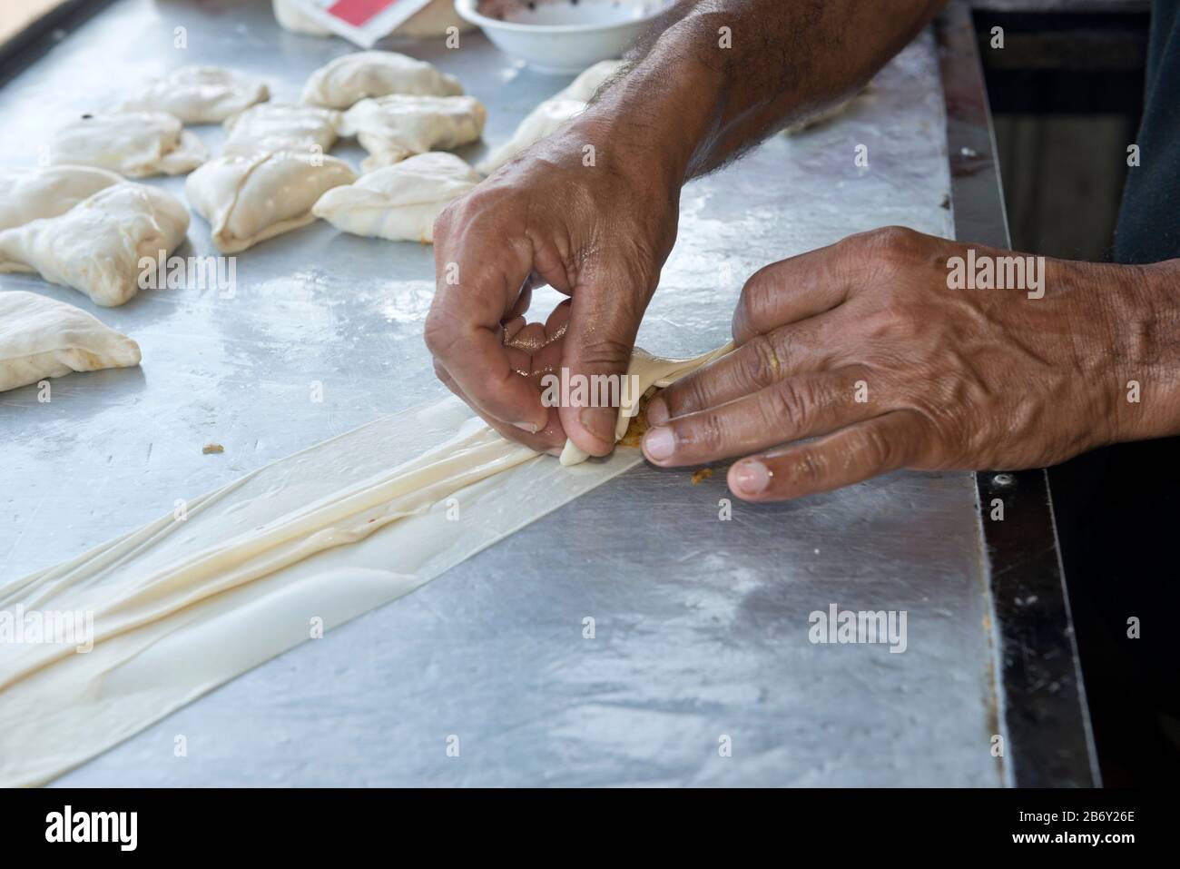 Sri Lanka, Ellewalu, Fabrication du rôtis, rotis, Herstellung, manufacturing Foto Stock