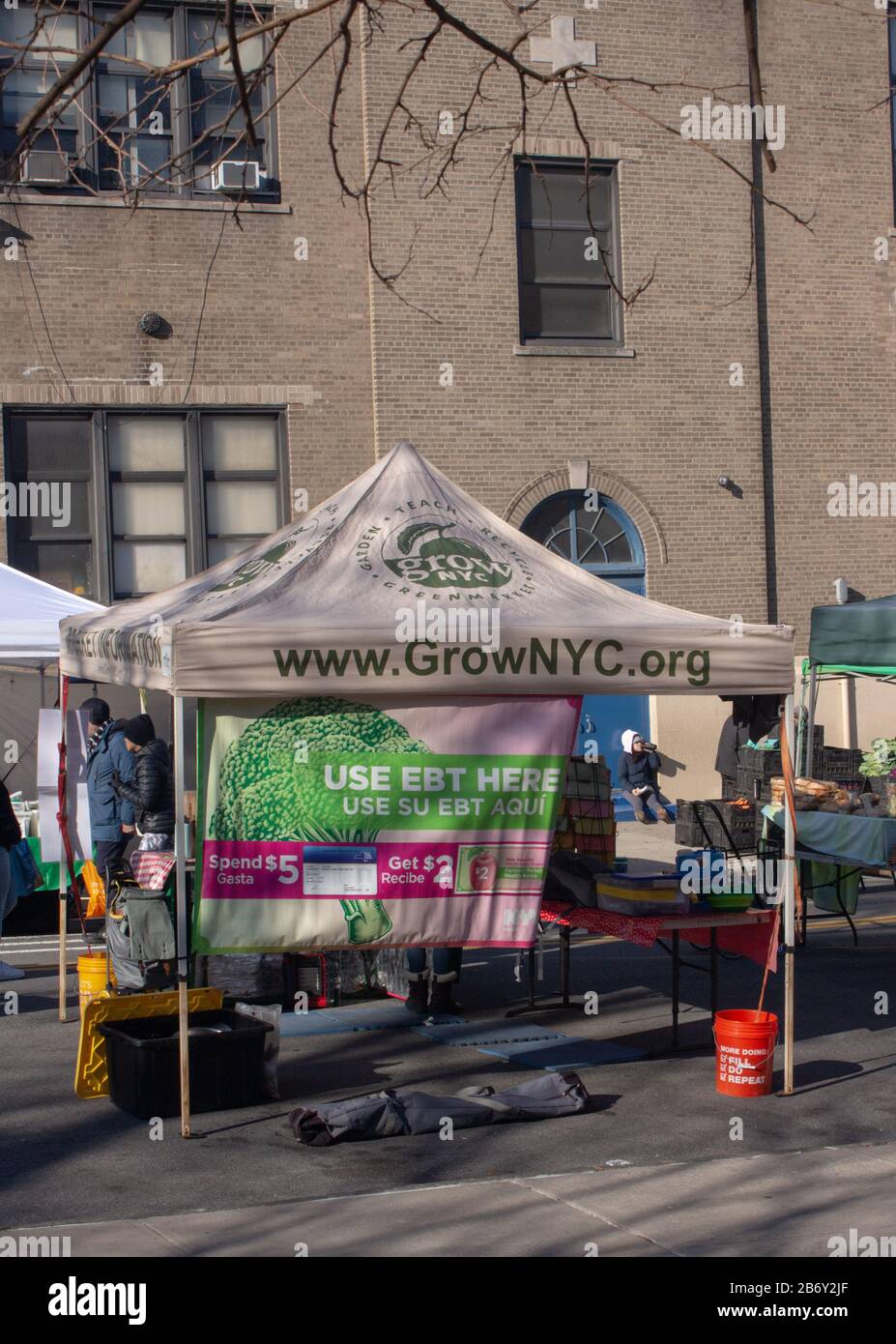 tenda informativa presso un mercato agricolo di new york nel quartiere inwood di manhattan, dove gli agricoltori locali vendono cibo fresco Foto Stock