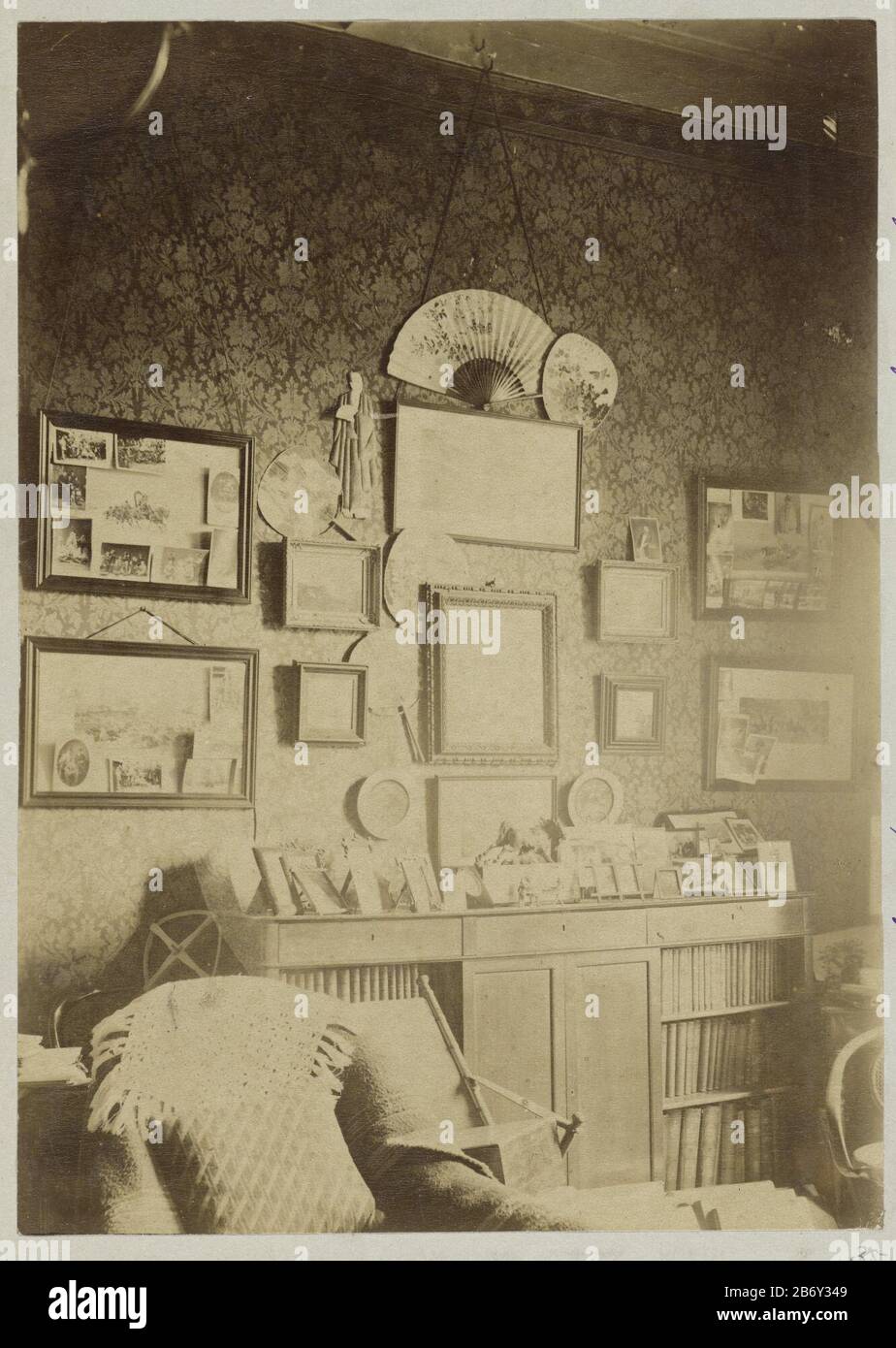 Kamer van JW des Tombe aan de Plompetorengracht 1-3 a Utrecht una camera con carta da parati e molte foto e foto sulla parete. A terra, una libreria recante cornici. Sinistra scritta sulla pagina dell'album: Room v des Tombe.. Plompetoren Utrecht. Produttore : fotografo: Henry Peacock Chi: Ldrecht (attribuito a) Luogo di produzione: Olanda Data: 1888 caratteristiche Fisiche: Albumen materiale di stampa: Carta fotografica Tecnica: Albumen dimensioni di stampa: Foto: H 172 mm × W 122 mmblad: H 302 mm × W 250 mm Foto Stock