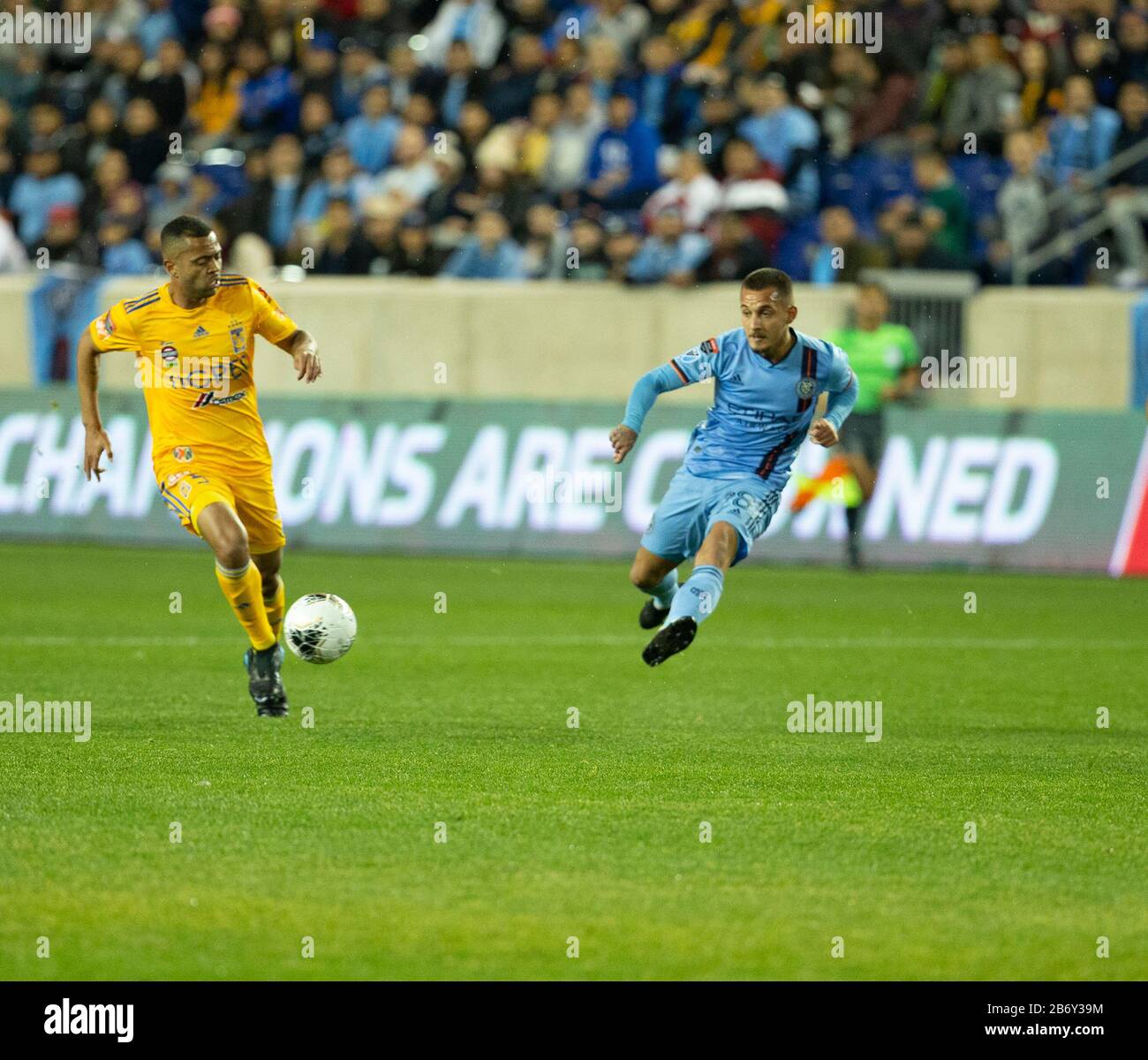 Harrison, Stati Uniti. 11th Mar, 2020. Rafael Carioca (5) di Tigres UANL & Alexandru Mitrita (28) di NYCFC inseguimento palla durante Concacaf Champions League quarterfinal presso Red Bull arena a Harrison, NJ l'11 marzo 2020. Tigres Vince 1 - 0 (Photo By Lev Radin/Pacific Press/Sipa Usa) Credit: Sipa Usa/Alamy Live News Foto Stock