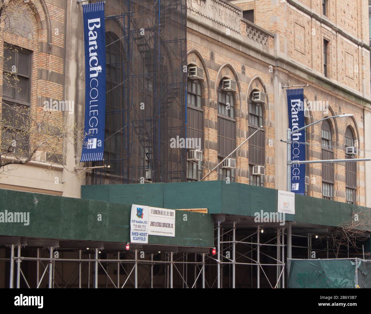 Indicazioni sopra l'ingresso al Baruch College di Manhattan, un campus del sistema della City University of New York, abbreviato come CUNY Foto Stock