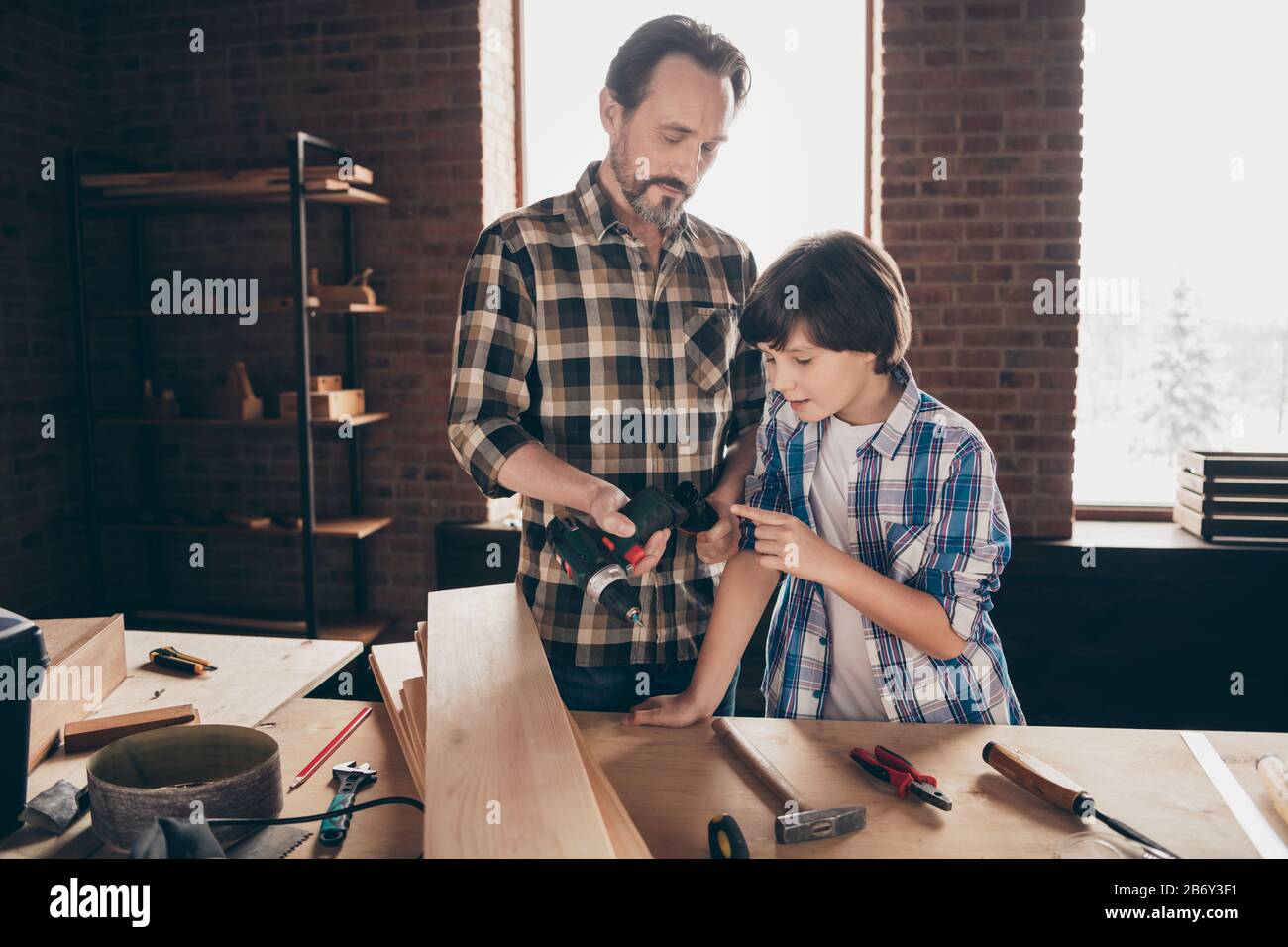 Ritratto di due bella persona concentrata woodworkers condividere le abilità di esperienza di generazione al corso di formazione classe studio loft moderno Foto Stock