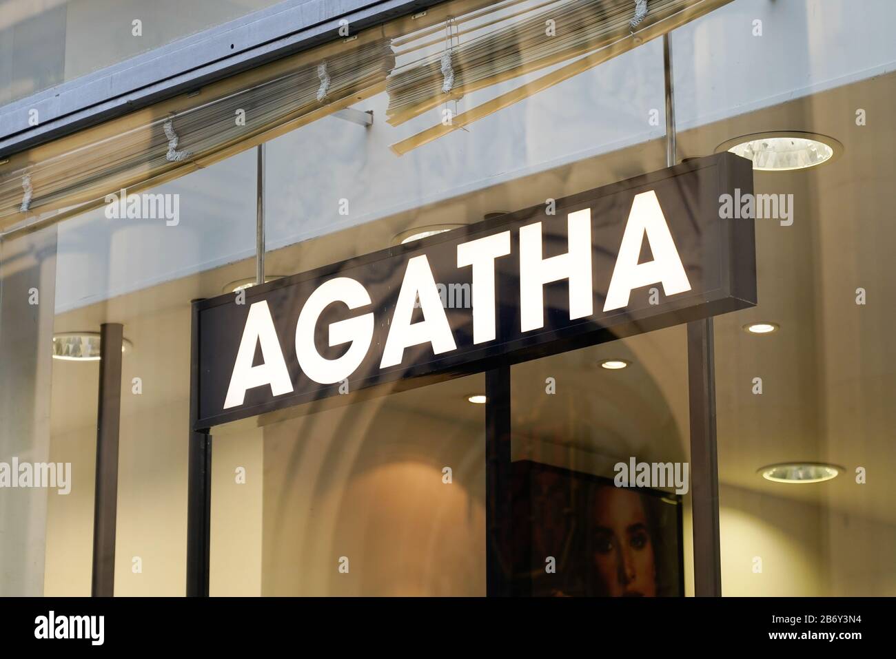 Jewelry store paris street immagini e fotografie stock ad alta risoluzione  - Alamy