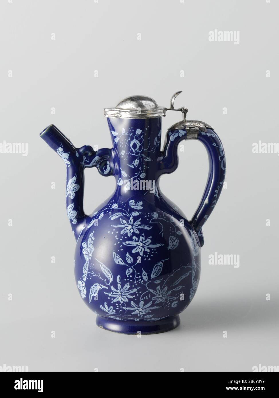 Kan Kan, beschilderd ha incontrato witte bloemen op een blauw fond Kan van faience ha incontrato een zilveren deksel. Veelkleurig beschilderd met bloemtakken en insekten. Produttore : plateelbakkerij: AnoniemPlaats fabbricante: Delft Dating: CA. 1695 - ca. 1715 Materiale: Faience zilver dimensioni: H 16,5 cm. × b 13,0 cm. × d 9,0 cm. Oggetto: Fiori  ornamento Foto Stock