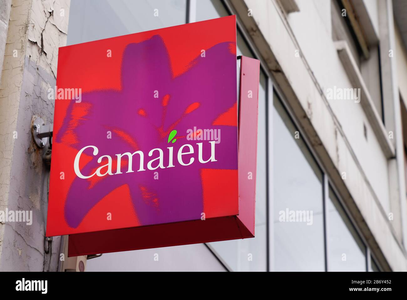 Bordeaux , Aquitaine / Francia - 02 20 2020 : Camaieu logo store Camaïeu negozio segno commerciale marchio francese abbigliamento donne Foto Stock