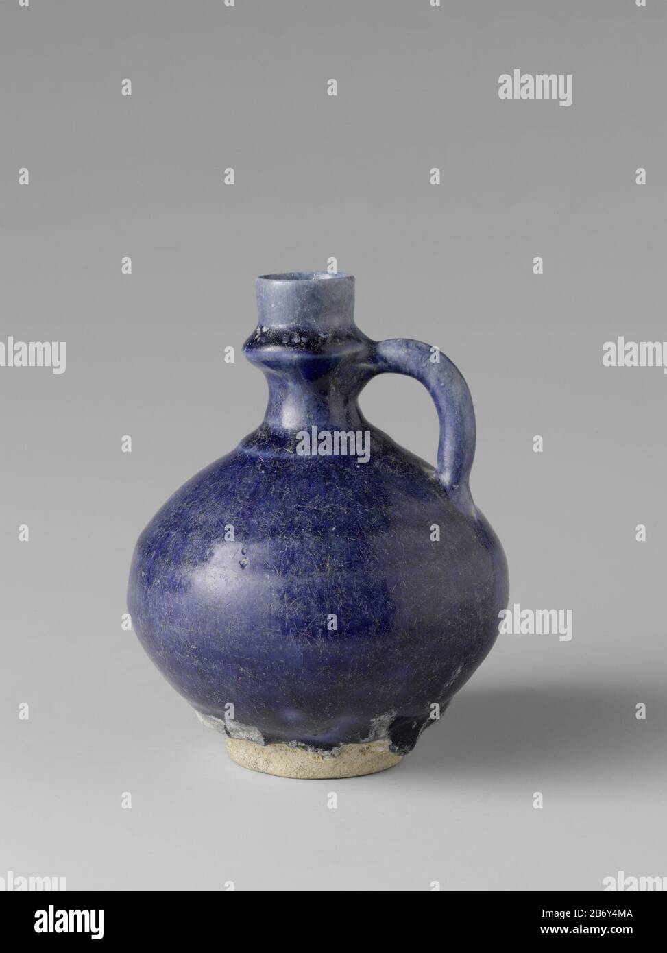 Kan met een blauw glazuur Kan van kwarts-fritgoed bedekt met monochroom blauw alcaliglazuur. Produttore : pottenbakker: AnoniemPlaats fabbricante: Iran Dating: CA. 1100 - ca. 1299School / stijl: Seltsjoeken / Ilkhanieden Physical kenmerken: Aardewerk (kwarts-fritgoed) Met glazuur Material: Aardewerk kwarts-fritgoed glazuur Techniek: Draaiend bewerken / bakken / glazuren dimensioni: H 13,3 cm. Rand: D 2,6 cm. Buik: D: M: 10,8 cm. Foto Stock