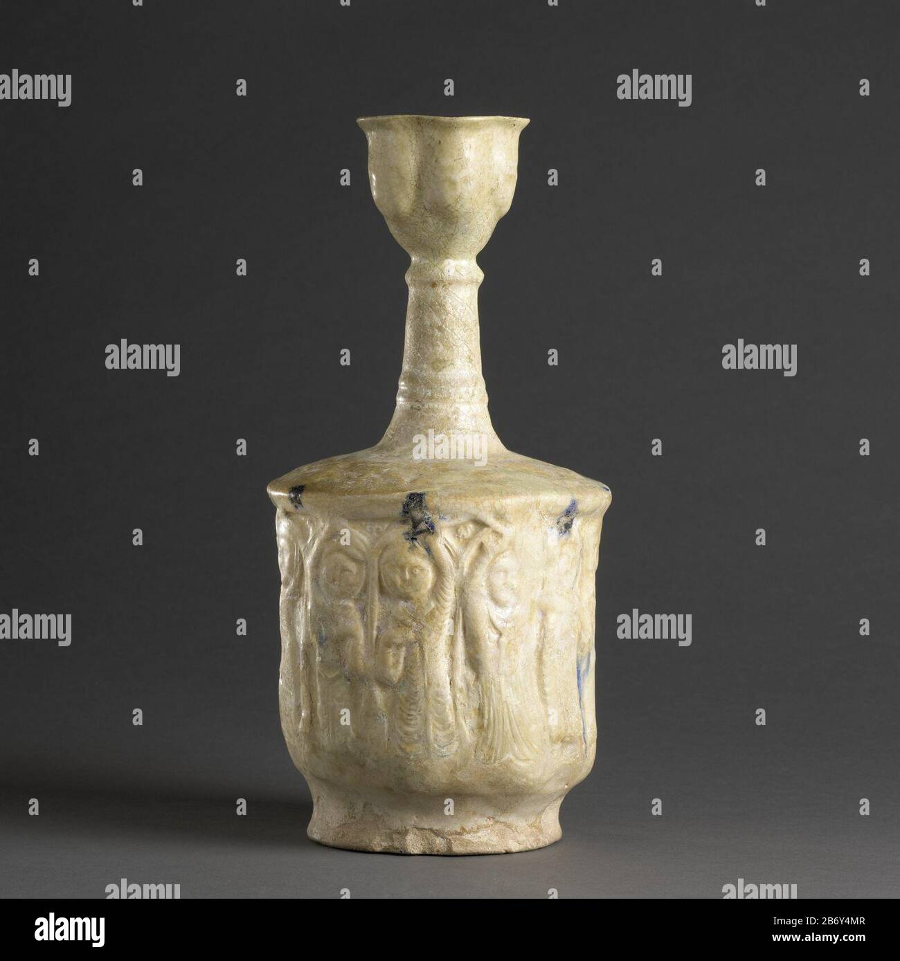 Kan van kwarts-fritgoed gedecoreerd in reliëf ha incontrato danstende dames op de buik en rennende dieren op de hals. Op de buik blauwe strepen onder een transzante alalkaliglazuur. De nek eindigd in een vijf-lobige klokvorm. Produttore : pottenbakker: AnoniemPlats prodotto: Iran datazione: 1100 - 1199School / stijl: Seltsjoeken Kenmerken Fisico: Aardewerk (kwarts-fritgoed) met onderglazuur blauw Materiale: Aardewerk kwarts-fritgoed kobalt glazuur Techniek: Modeleren / bakken / reliëf / schurderzglazen dimensioni: 35,7 cm. Foto Stock