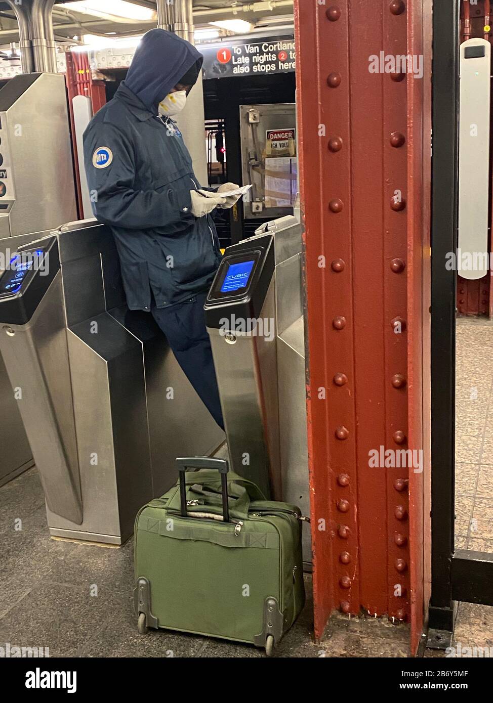 New YORK, NY - 12 MARZO: Lavoratore non identificato della New York City Transit (MTA) (Electronic Maintenance Division) che indossa maschera facciale medica e guanti in una stazione della metropolitana per proteggersi da una possibile esposizione al coronavirus (COVID-19) a Chelsea a New York, New York, il 12 marzo 2020. Foto Di Credito: Rainmaker Photo/Mediapunch Foto Stock