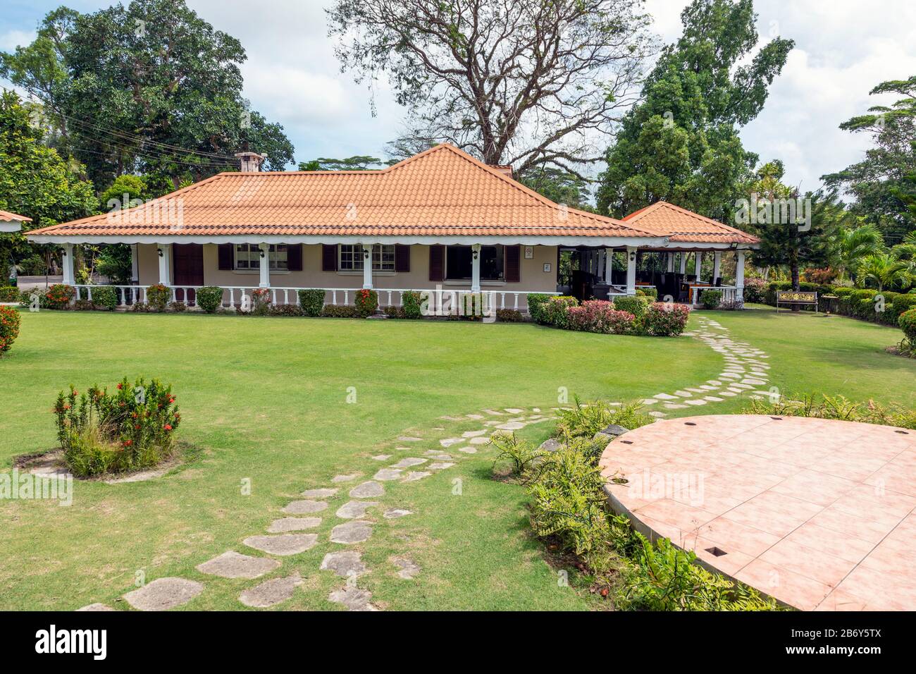 Teahouse inglese e Ristorante, Sabah, Sandakan, Malesia, una popolare attrazione turistica, aperto nel 2002 e costruito nello stile del coloniale britannico Foto Stock
