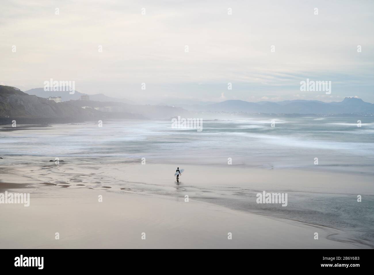 Surfista alla ricerca delle onde in spiaggia, Biarritz, Pirenei Atlantici, Aquitania, Francia Foto Stock