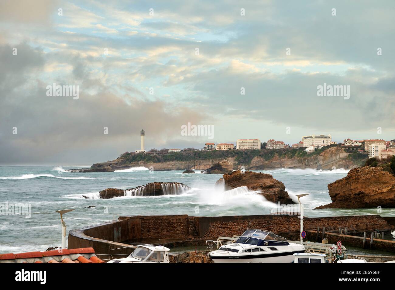 Vista del vecchio porto di pesca, Biarritz, Pirenei Atlantici, Aquitania, Francia Foto Stock