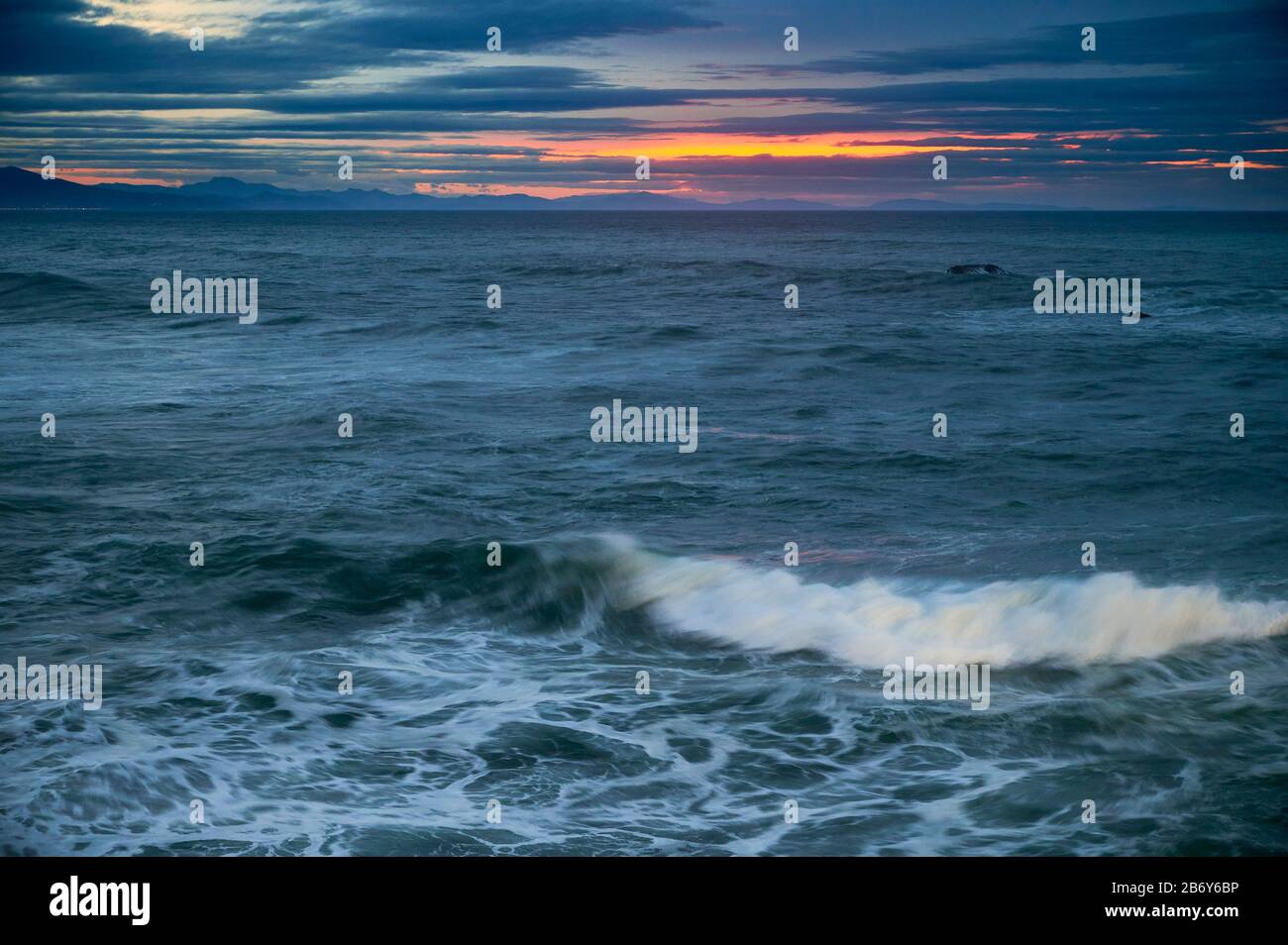 Twilight Seascape, Biarritz, Pirenei Atlantici, Aquitania, Francia Foto Stock