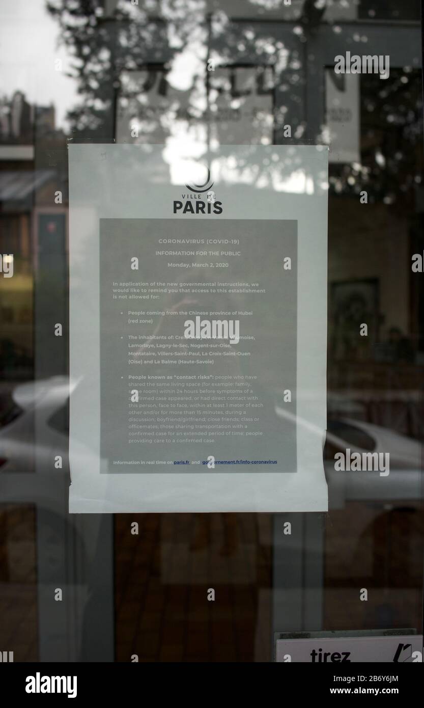 Avvisi di sanità pubblica che visualizzano informazioni e consigli sul Coronavirus, virus Covid-19, Halle Saint-Pierre, 2, rue Ronsard, 75018 Parigi, Francia Foto Stock