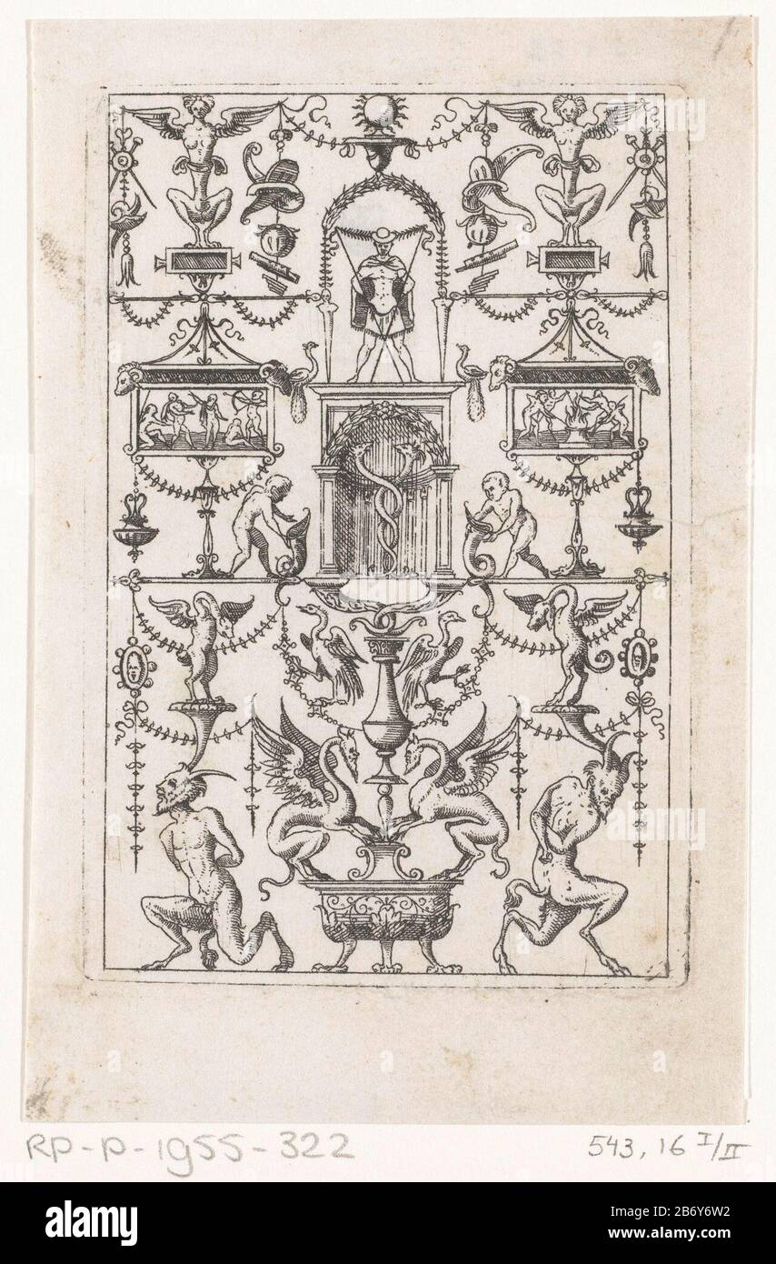 un candelabro composto da due creature mitiche alate su un piedistallo, un vaso, un'alcova con due serpenti e un uomo sotto un arco. Sotto sinistra si inginocchia un satinatore, in basso a destra si percorre un secondo satinatore. Produttore : stampatore: Anonimamente al disegno: Jacques Androuet (copia su) Luogo di fabbricazione: Parigi Datato: In o dopo 1562 caratteristiche Fisiche: Materiale di incisione: Tecnica della carta: Dimensioni di incisione: Bordo della lastra: H 104 mm b × 70 mm Soggetto: Lampadario, candelabra (s) (in generale) Foto Stock