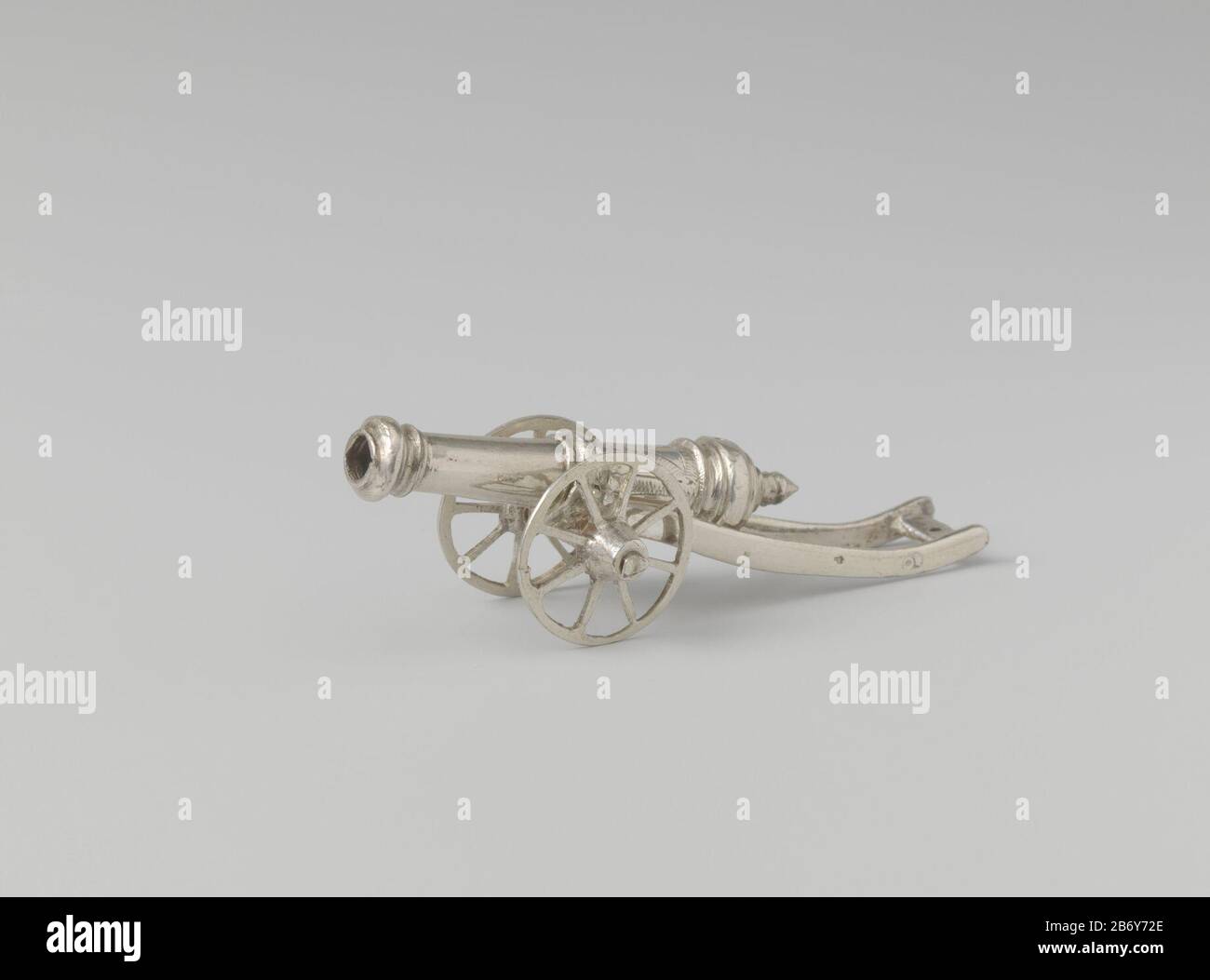 Kanon op affuit Kanon op affuit. Het kanon è gegraerd en is gemerkt: Gekroonde o en een bijltje. Produttore : anoniemPlaats manufacturing: Nederland Dating: CA. 1750 - ca. 1800 Kenmerken Fisici: Zilver Materiale: Zilver dimensioni: L 7,6 cm. × b 2,9 cm. × h 2,1 cm. Oggetto: Armi da fuoco: Cannone Foto Stock