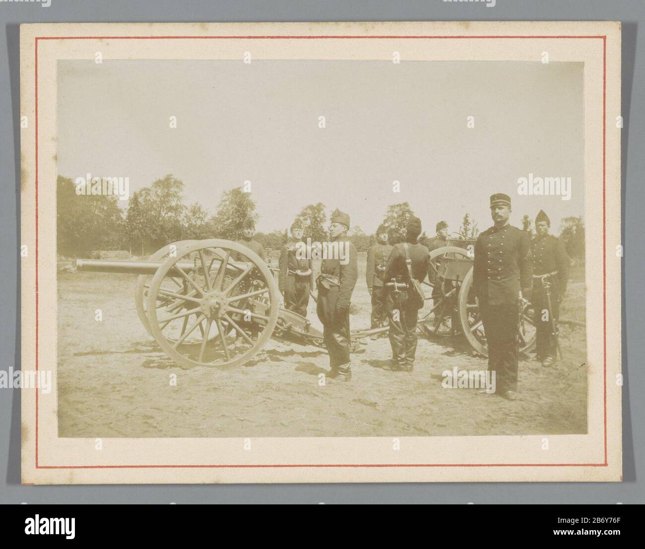 Kanonniers Gunner Property Type: Photographs Item number: RP-F 00-1091 Manufacturer : Photographer: Enklaar Date: 1892 Material: Paper paper Carton Technique: Photography Dimensions: H 81 mm × W 114 mm Subject: Land Forces (+ fanteria) firearms Foto Stock