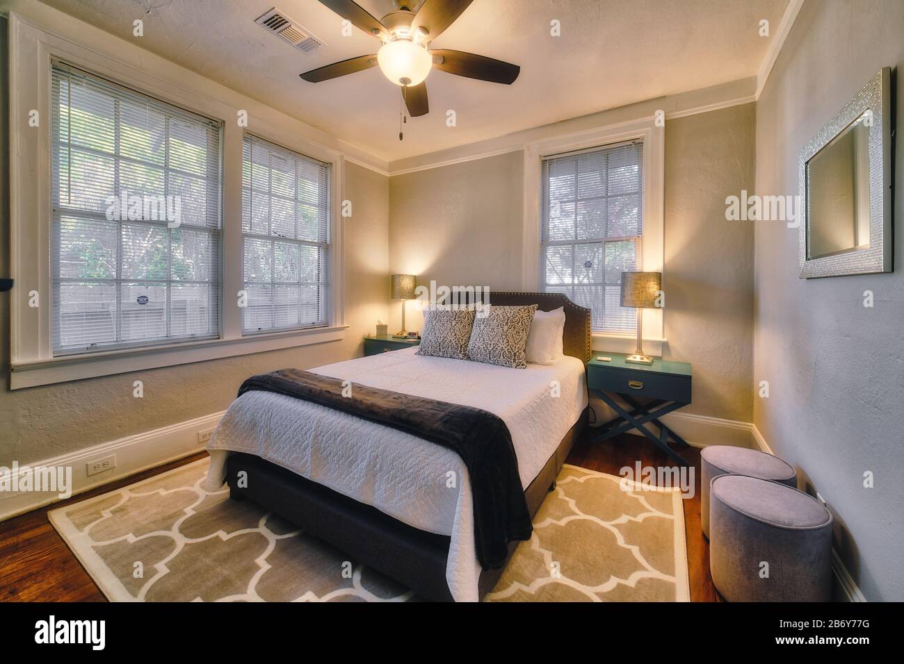 Camera da letto in un appartamento per le vacanze. Foto Stock