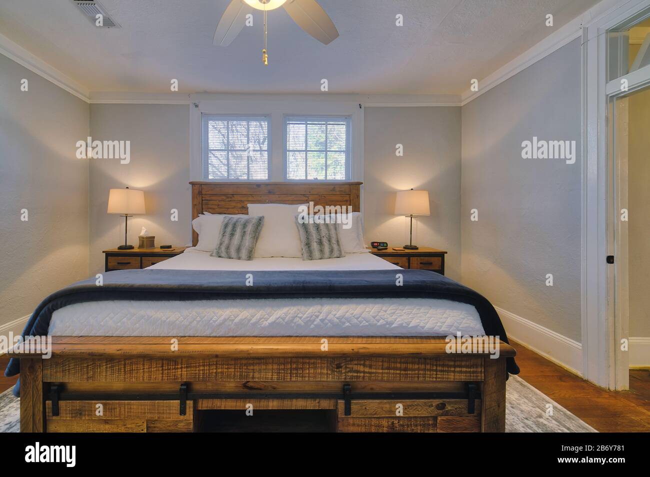 Una confortevole camera da letto principale. Foto Stock
