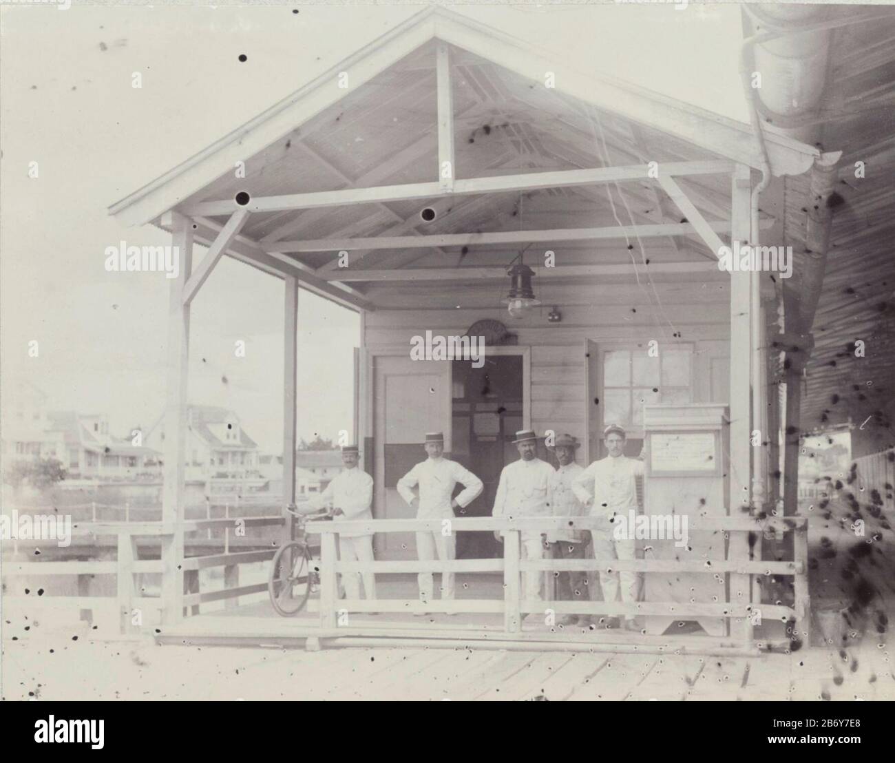 Kantoor van de KWIM lo staff dell'ufficio del Royal West India Mail Service (K.W.I.M.) in posa sul molo di Paramaribo, novembre 1911. Secondo da sinistra è Andrew Boom. Parte dell'album Family Tree-Gonggrijp in Suriname e Curaçao. Produttore : fotografo: Andrew August Tree fotografo: Anonimo luogo produzione: Paramaribo Data: Nov 1911 Materiale: Carta Tecnica: Fotografia dimensioni: H 117 mm × W 149 mm Oggetto: Amministrazione  commercio e finanza quando 1911 - 1911 Foto Stock