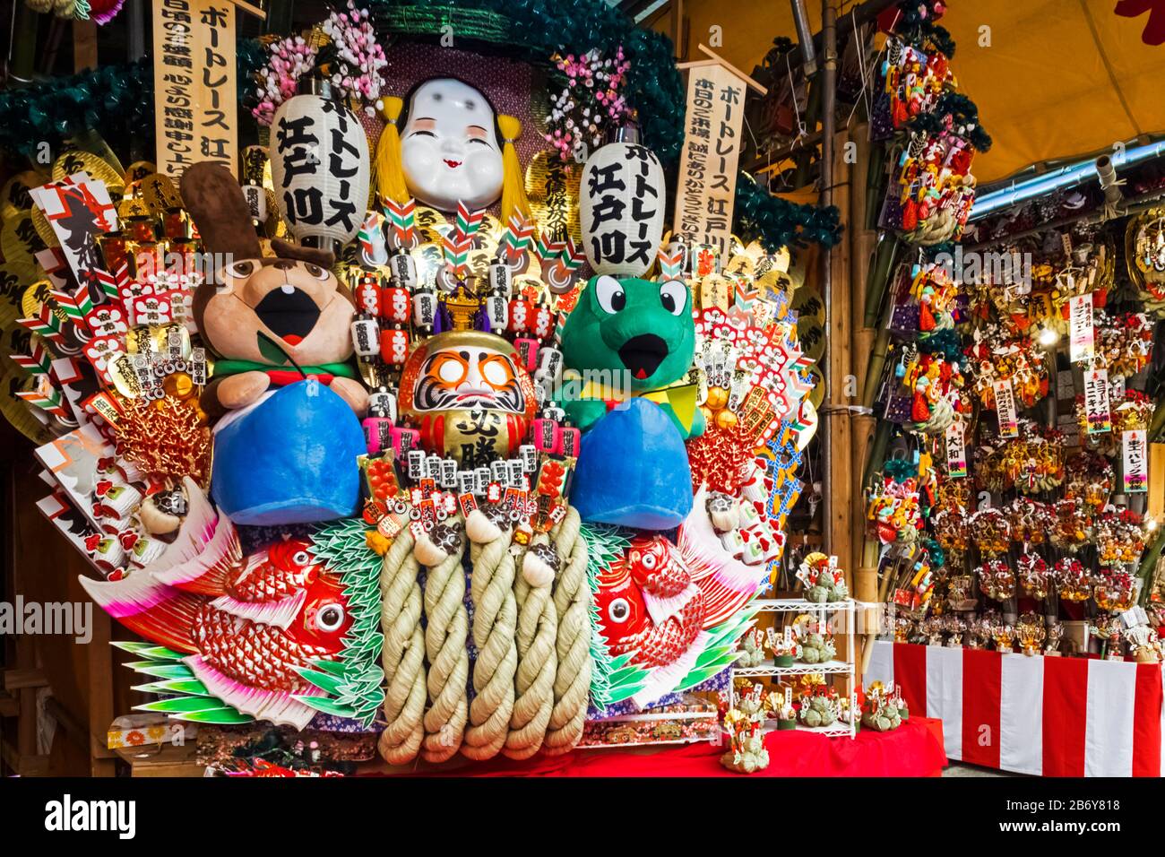 Giappone, Honshu, Tokyo, Taito-ku, Santuario di Otori, Rake Decorativi Di Buona Fortuna chiamato Kumade per la vendita al Tori-no-Ichi Festival che si tiene Ogni Anno nel mese di novembre Foto Stock