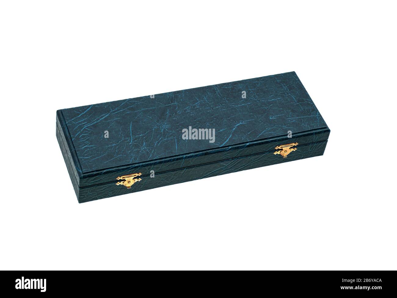 Custodia rossa con serrature dorate. Box per un regalo costoso. Isolato di lusso su sfondo bianco. Foto Stock