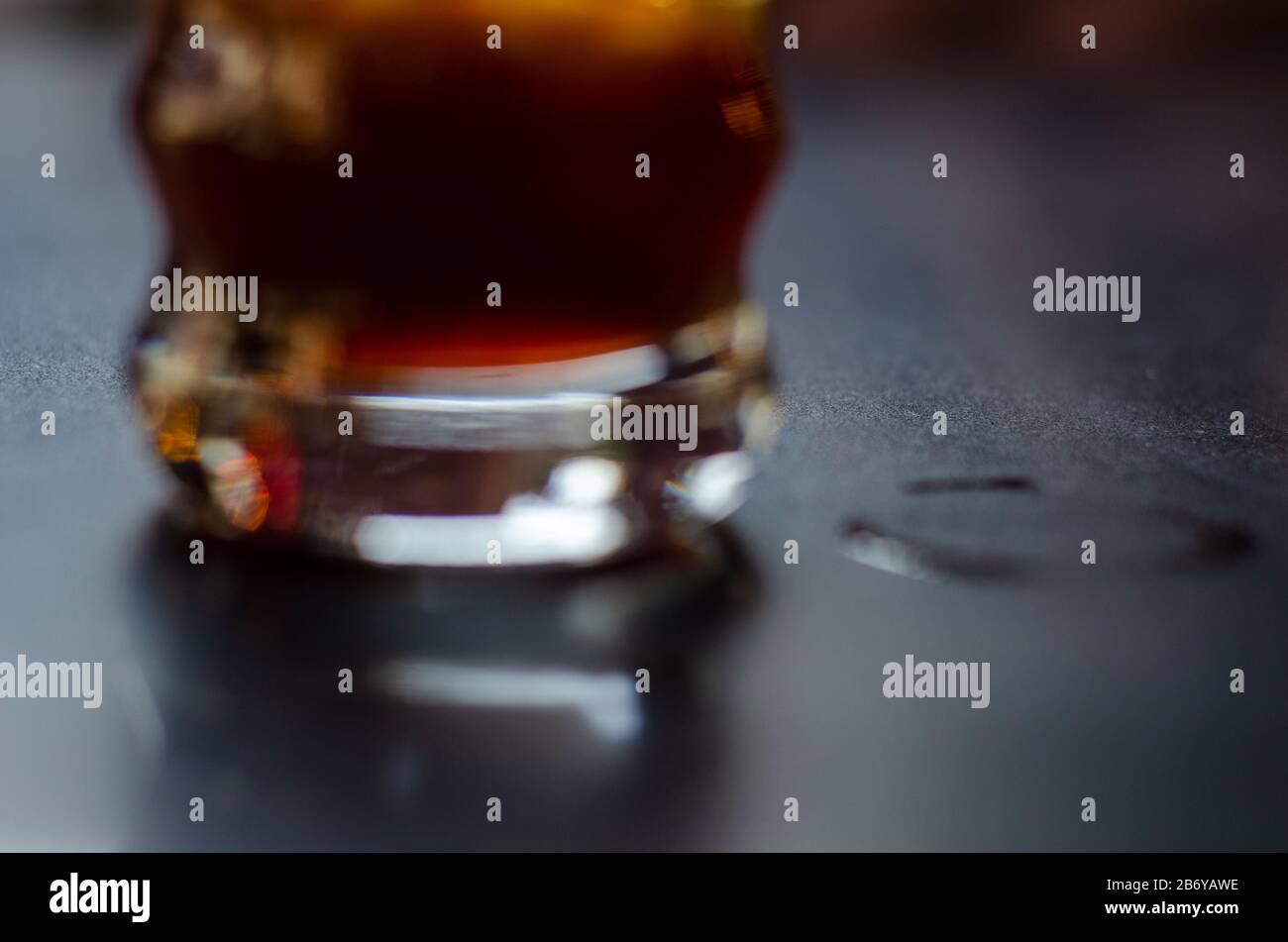 Bere alcol rendere il vostro vedere sfocato Foto Stock