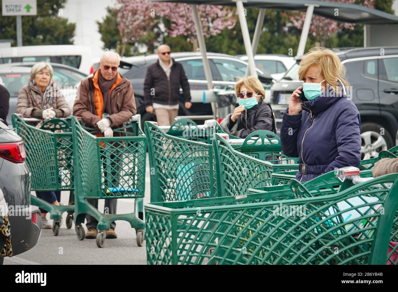 Effetti pandemici del coronavirus: Lunga coda per entrare nel supermercato per lo shopping della drogheria. Milano, Italia - Marzo 2020 Foto Stock