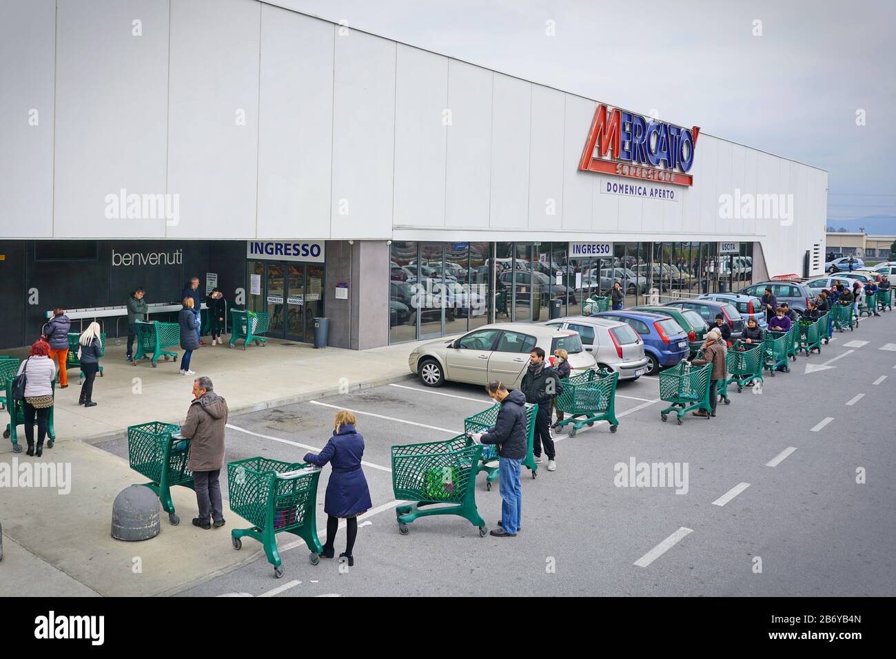 Effetti pandemici del coronavirus: Lunga coda per entrare nel supermercato per lo shopping della drogheria. Milano, Italia - Marzo 2020 Foto Stock