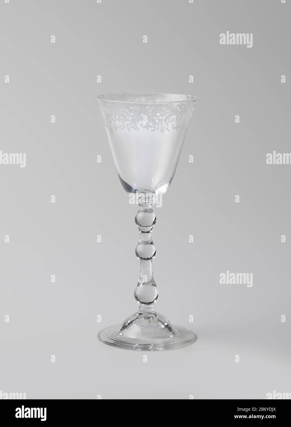 Kelkglas met een ornamententrand Kelkglas op dunne stam met drie knopen. Langs de bovenrand van de kelk een ornamentand met gevogelte. Produttore : glasblazer: Anoniemglasgraveur: AnoniemPlats fabbricante: Glasblazer: Nederlandglasgraveur: Noordelijke Nederlanden dating: CA. 1725 - ca. 1750 kenmerken Fisici: Helder, kleurloos glas met radgravure Materiale: Glas Techniek: Radgravure / glasblazen dimensioni: H 19,2 cm. × d 7,8 cm. Foto Stock