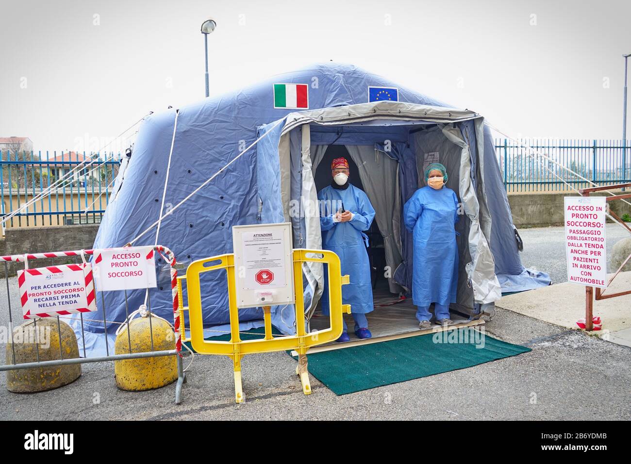 La tenda a triage fuori dall'ospedale per l'emergenza causata dalla diffusione del Coronavirus. Milano, Italia - marzo 2020 Foto Stock