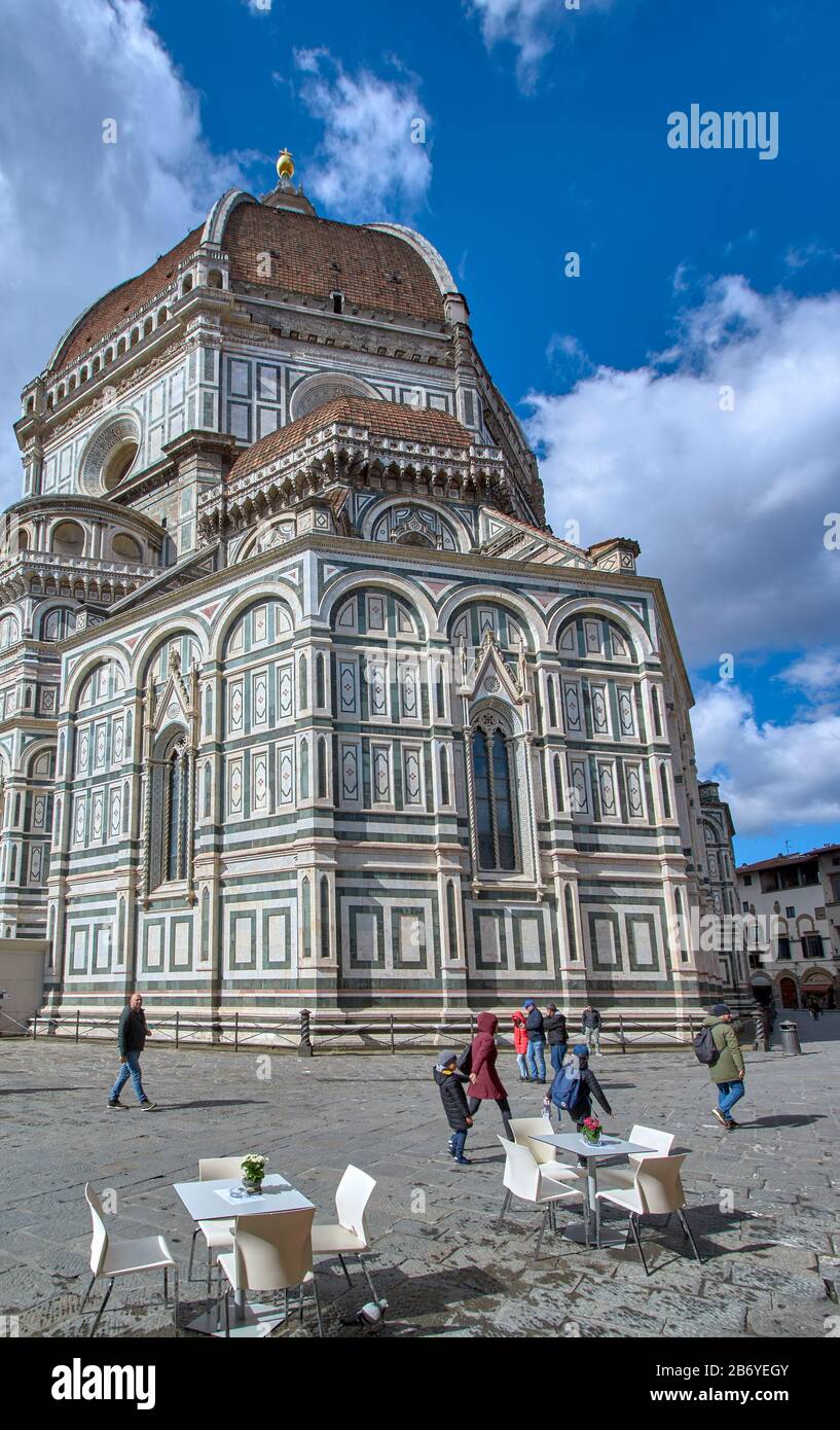 FIRENZE ITALIA IL DUOMO O LA CATTEDRALE DI FIRENZE PERSONE IN PIAZZA DEL DUOMO E TAVOLINI DA CAFFÈ ALL'APERTO Foto Stock
