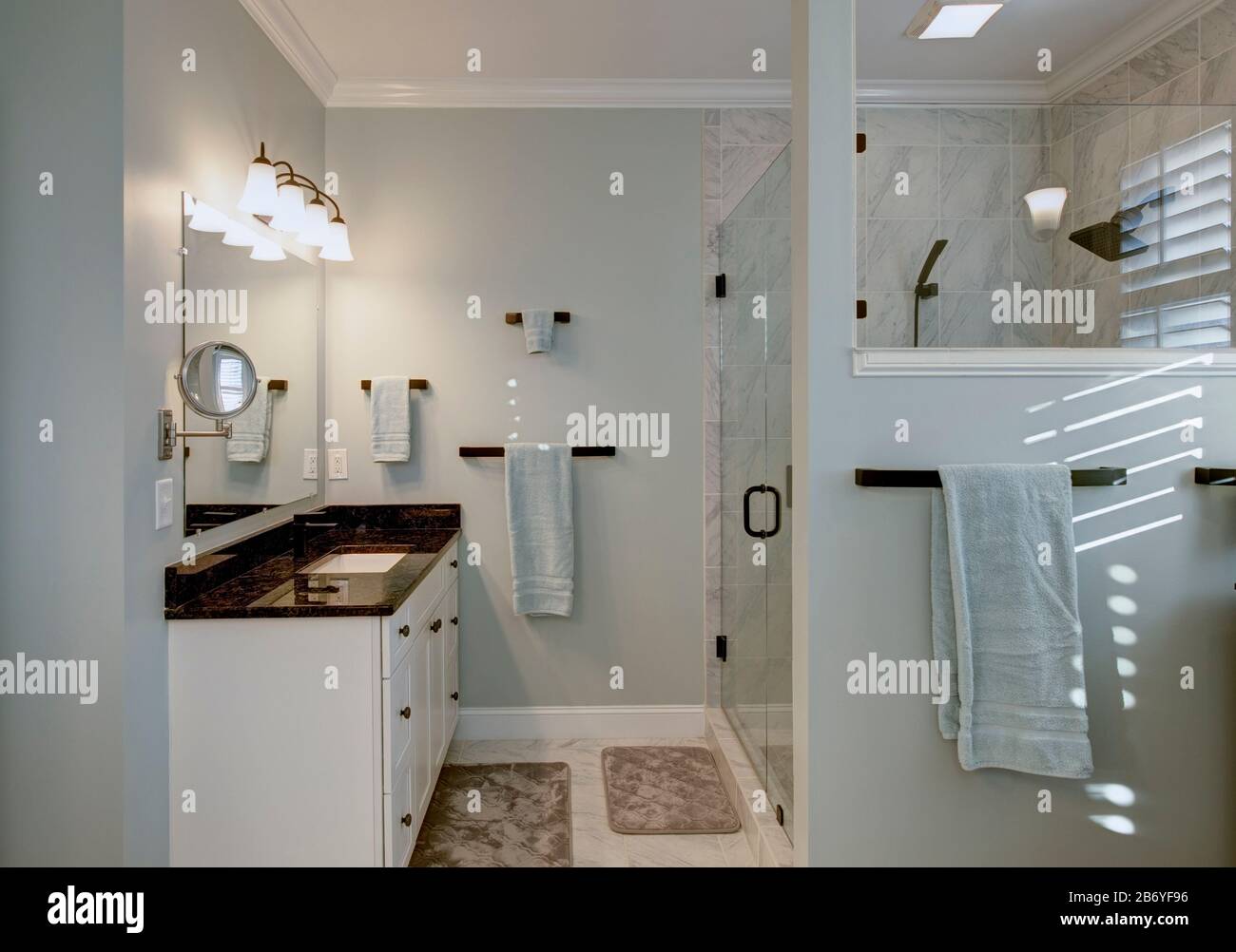 Il bagno era bellissimo e lussuoso, con marmo e granito e una cabina doccia in vetro. Foto Stock