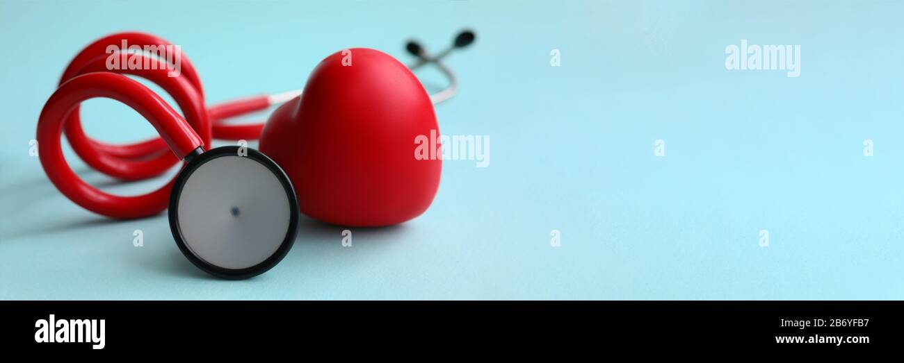 Stetoscopio rosso con cuore blu su sfondo moderno Foto Stock
