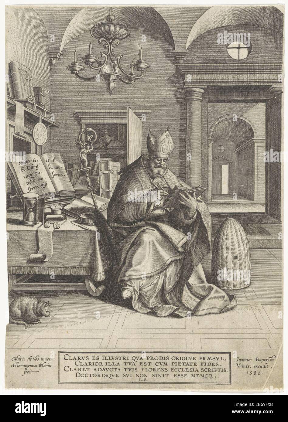 Kerkvader Ambrosius De vier kerkvaders (seriettel) Sant'Ambrogio è nel suo studio di lettura di un libro. Indossa il mantello del suo vescovo. Sul tavolo libri sbattuti aperti, cancelleria e una clessidra. Accanto a lui c'è l'alveare, un riferimento alla sciame di api si stabilì in bocca quando era nell'Oms: Lay g. C'è un gatto in primo piano. Come parte del margine una firma a quattro righe in Latijn. Produttore : printmaker: Hieronymus Wierix (listed property) Designed by: Marten de Vos (listed property) scrittore Laurens Beyerlinck (listed building) Editore: Johannes Baptista Vrints (i) (listed buildi Foto Stock