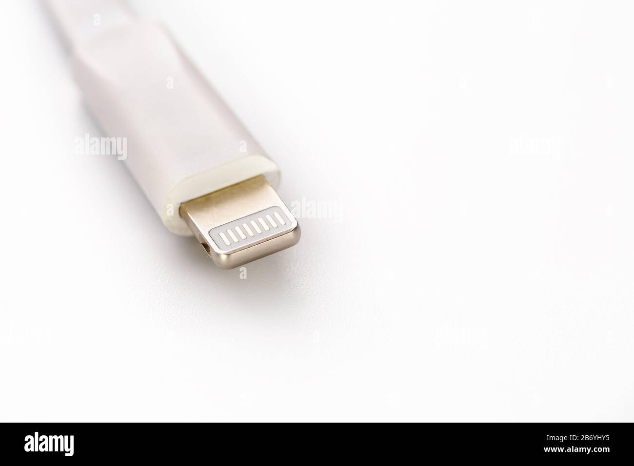 Connettore fulmine su sfondo bianco. Si tratta di un connettore proprietario utilizzato per collegare i dispositivi mobili a computer host noti. Foto Stock