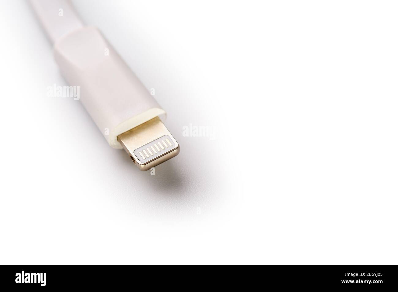 Connettore fulmine su sfondo bianco. Si tratta di un connettore proprietario utilizzato per collegare i dispositivi mobili a computer host noti. Foto Stock