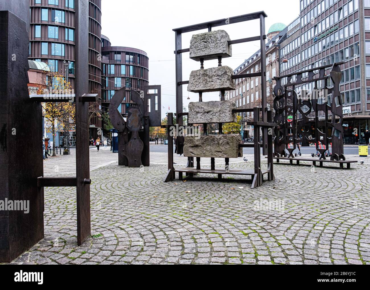 La scultura De Syv Aksler 1984 di Robert Jacobsen su Axltorv, Copenaghen, commemora la fuga degli ebrei dalla Danimarca durante la seconda guerra mondiale Si consi Foto Stock